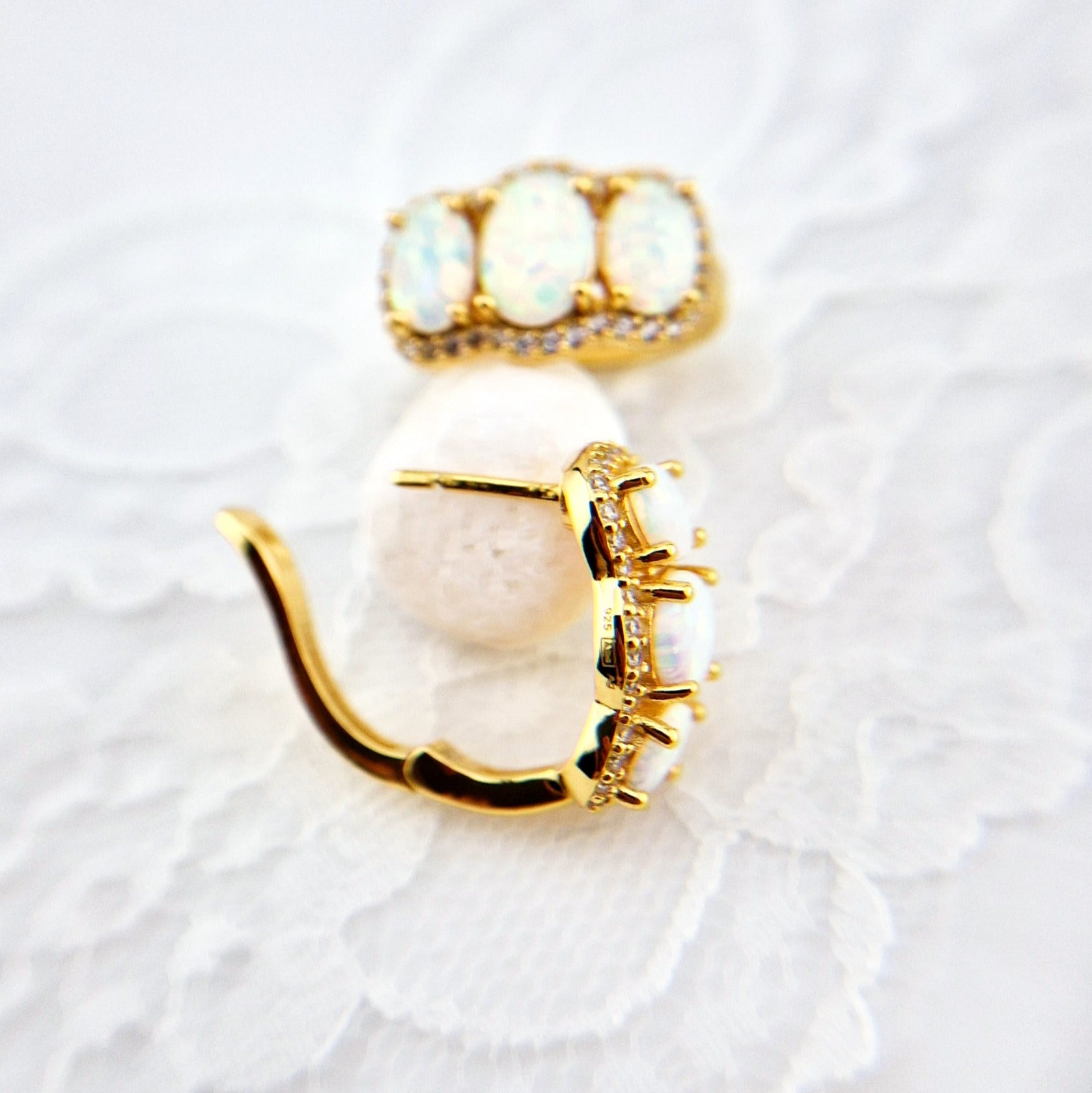 Opal Ohrringe, White Opal earrings, Opal Earrings, Weiss Opal Ohrringe, Creolen, hoop earrings, goldene Ohrringe, Ohrringe mit weissen Steinen, golden Earrings, earrings with white stones, earrings, Ohrringe, boucles doreilles, orecchini, opale, bouples, earrings, hoop earrings, hoops, creolen, creoles