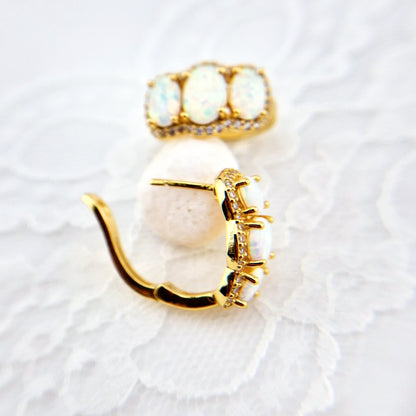 Opal Ohrringe, White Opal earrings, Opal Earrings, Weiss Opal Ohrringe, Creolen, hoop earrings, goldene Ohrringe, Ohrringe mit weissen Steinen, golden Earrings, earrings with white stones, earrings, Ohrringe, boucles doreilles, orecchini, opale, bouples, earrings, hoop earrings, hoops, creolen, creoles