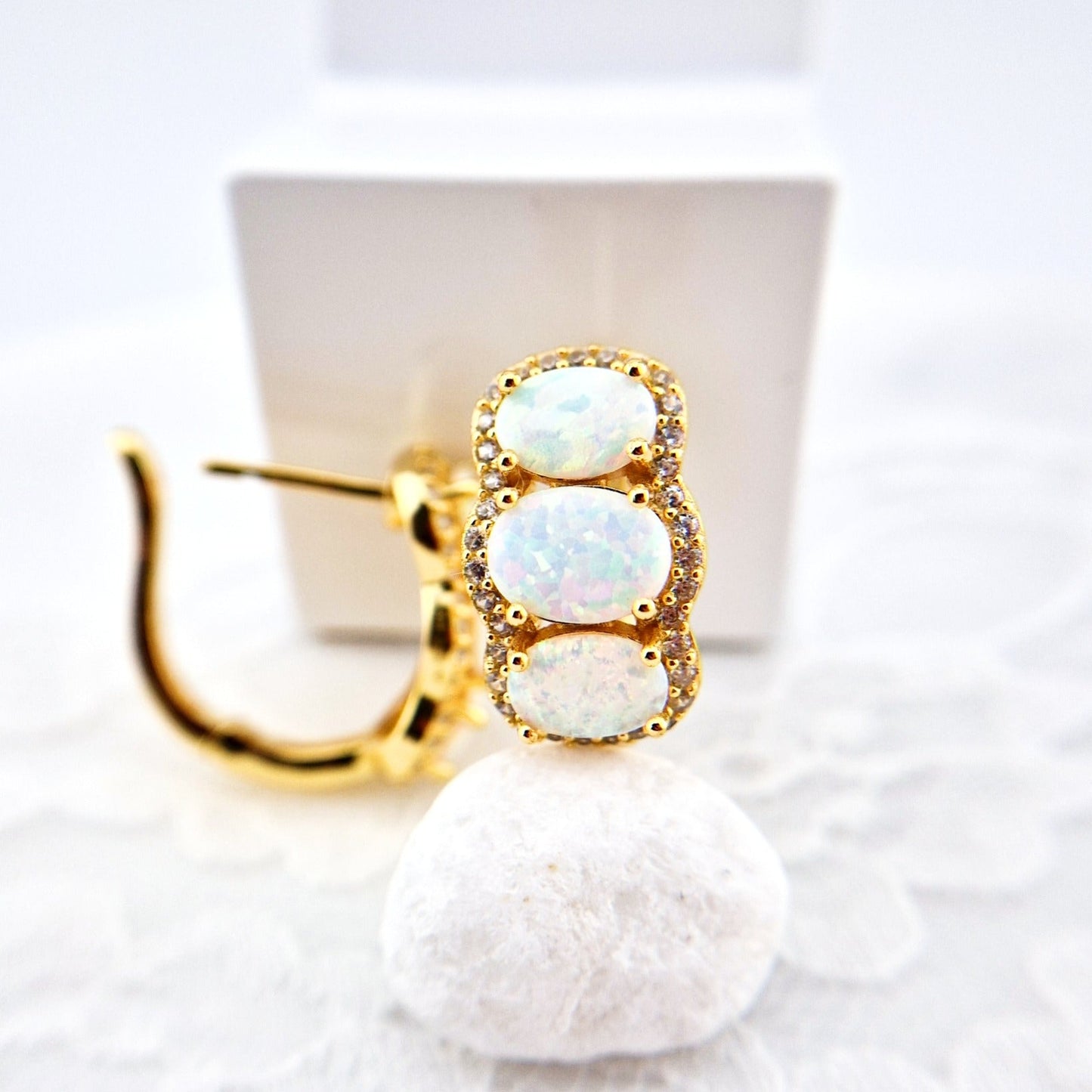 Opal Ohrringe, White Opal earrings, Opal Earrings, Weiss Opal Ohrringe, Creolen, hoop earrings, goldene Ohrringe, Ohrringe mit weissen Steinen, golden Earrings, earrings with white stones, earrings, Ohrringe, boucles doreilles, orecchini, opale, bouples, earrings, hoop earrings, hoops, creolen, creoles