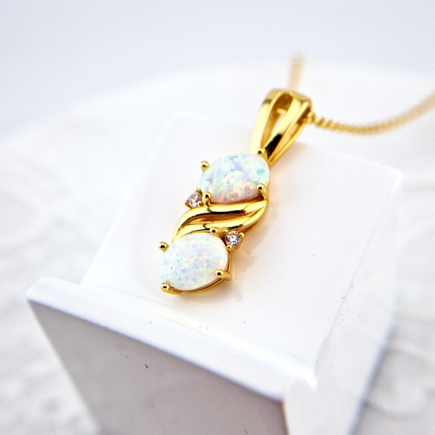 Weiss Opal Halskette, White Opal Necklace, Opal Halskette, Opal Kette, Opal Anhänger Kette, Opal necklace, opal pendant necklace, goldene Kette, Gold Halskette, golden Necklace, Damen Halskette, Halskette mit weissem Stein, gold necklace with white Stone pendant, Halskette, Anhänger Halskette, necklace