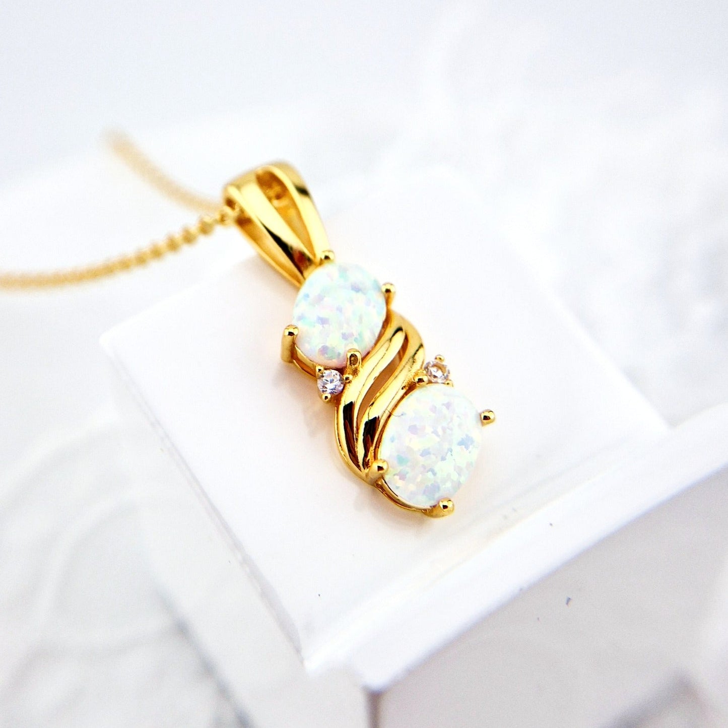 Weiss Opal Halskette, White Opal Necklace, Opal Halskette, Opal Kette, Opal Anhänger Kette, Opal necklace, opal pendant necklace, goldene Kette, Gold Halskette, golden Necklace, Damen Halskette, Halskette mit weissem Stein, gold necklace with white Stone pendant, Halskette, Anhänger Halskette, necklace, collier d'opale