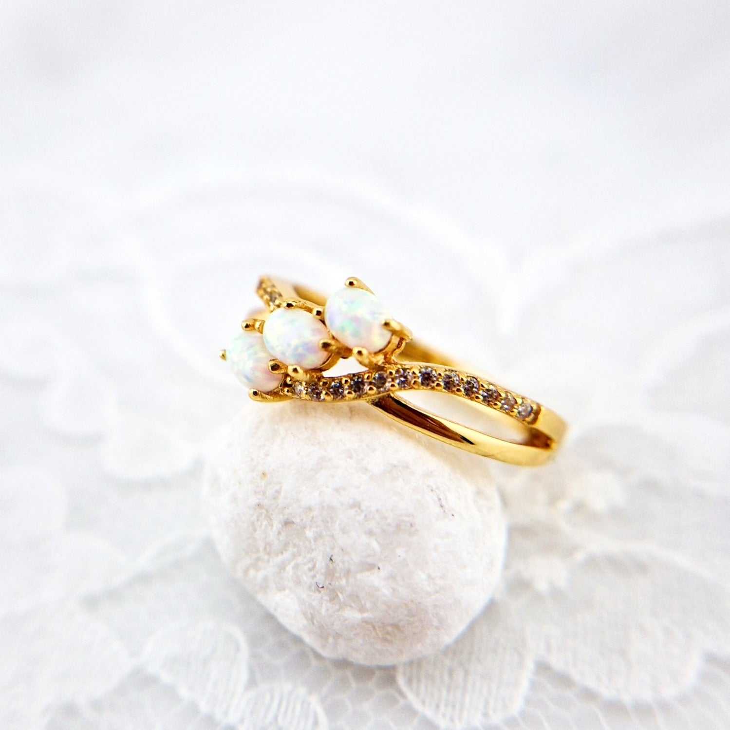 Weiss Opal Ring, Opal Ring, Ring, White Opal Ring, Opal Ring, golden Ring, three stone ring, gold Ring, Fingerring, Damenring, GOldener Ring, Ring mit Edelstein, Ring mit weissen Steinchen, white tone ring, ring with white stones, Gemstone Ring, Edelstein Ring Opal, bague opale