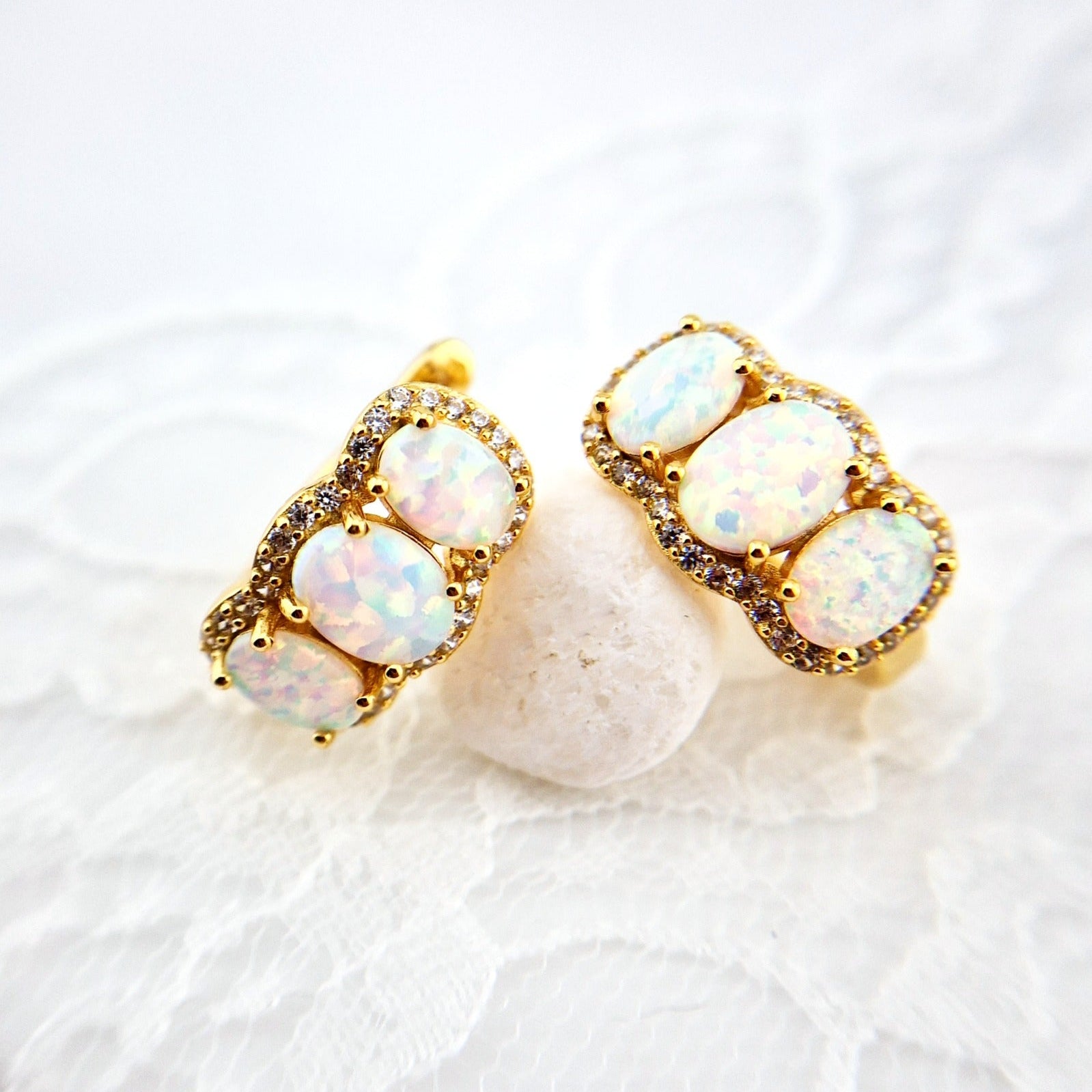 Opal Ohrringe, White Opal earrings, Opal Earrings, Weiss Opal Ohrringe, Creolen, hoop earrings, goldene Ohrringe, Ohrringe mit weissen Steinen, golden Earrings, earrings with white stones, earrings, Ohrringe, boucles doreilles, orecchini, opale, bouples, earrings, hoop earrings, hoops, creolen, creoles