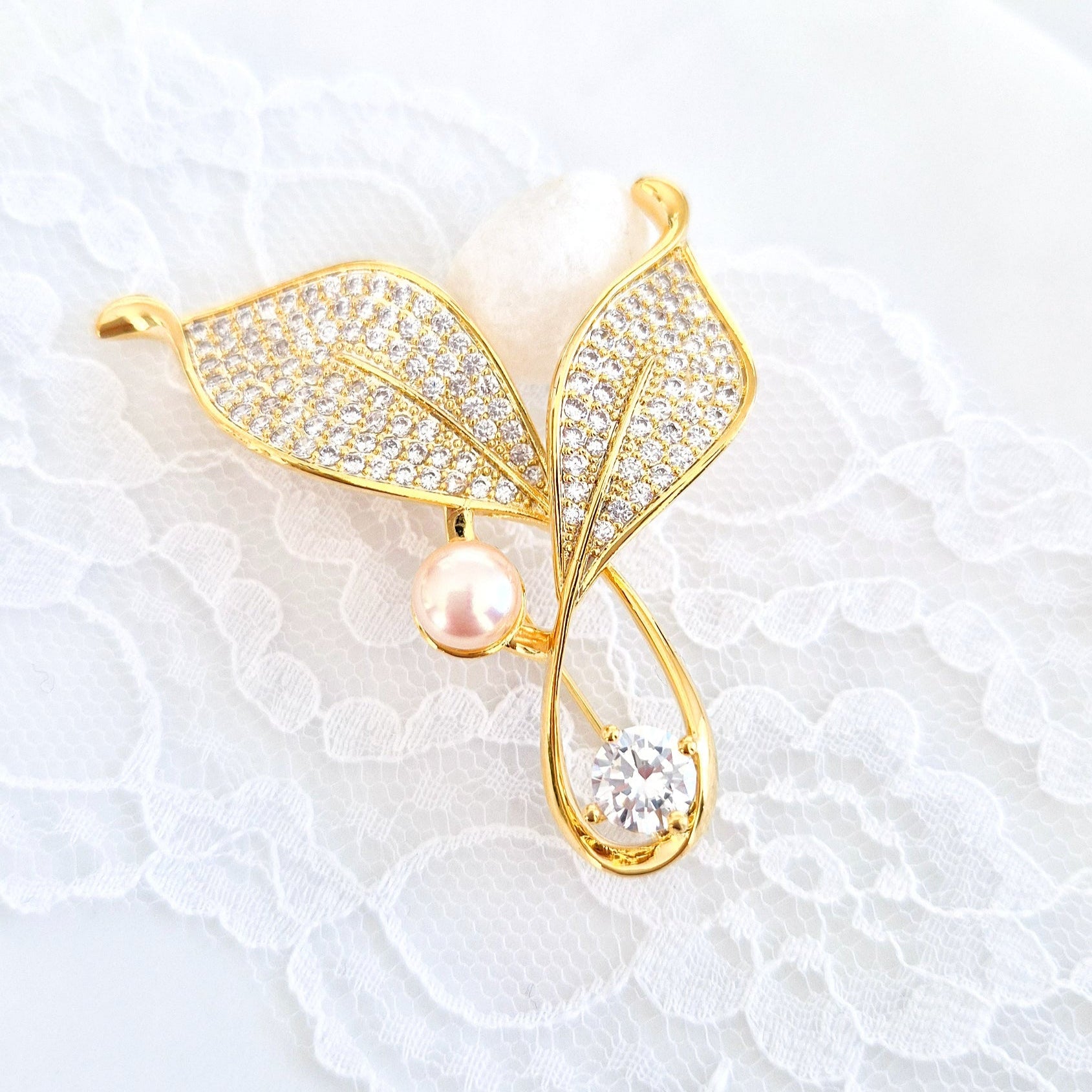 Goldene Brosche, Brosche, golden brooch, brooch, broach, Broche, spilla, broche doree, spilla doro, Leaf brooch, Blatt Brosche, Brosche Blatt, CZ brooch, pearl brooch, Perlen Brosche, Zirkonia Brosche, elegante Brosche, elegant brooch 