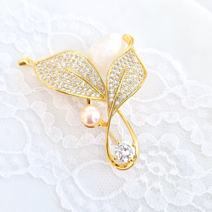 Goldene Brosche, Brosche, golden brooch, brooch, broach, Broche, spilla, broche doree, spilla doro, Leaf brooch, Blatt Brosche, Brosche Blatt, CZ brooch, pearl brooch, Perlen Brosche, Zirkonia Brosche, elegante Brosche, elegant brooch 