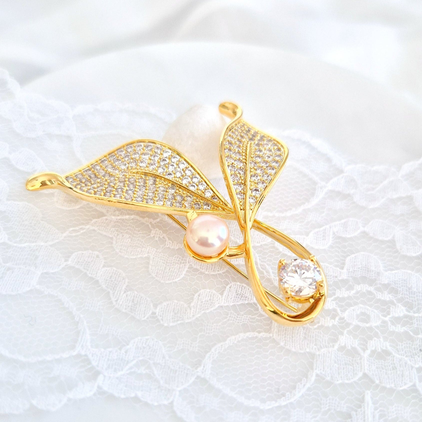 Goldene Brosche, Brosche, golden brooch, brooch, broach, Broche, spilla, broche doree, spilla doro, Leaf brooch, Blatt Brosche, Brosche Blatt, CZ brooch, pearl brooch, Perlen Brosche, Zirkonia Brosche, elegante Brosche, elegant brooch 