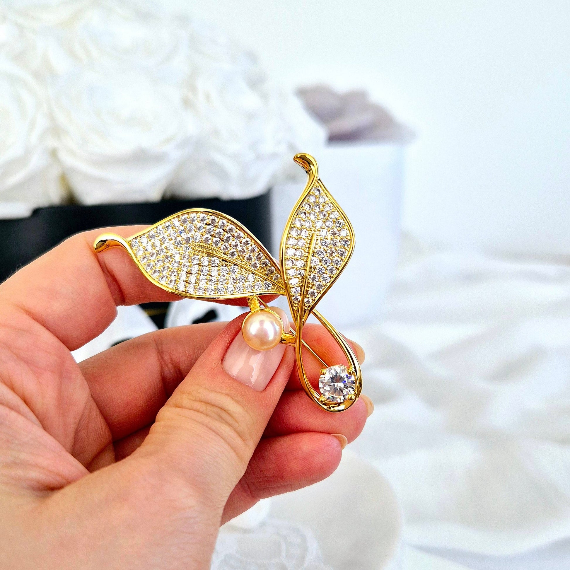 Goldene Brosche, Brosche, golden brooch, brooch, broach, Broche, spilla, broche doree, spilla doro, Leaf brooch, Blatt Brosche, Brosche Blatt, CZ brooch, pearl brooch, Perlen Brosche, Zirkonia Brosche, elegante Brosche, elegant brooch 