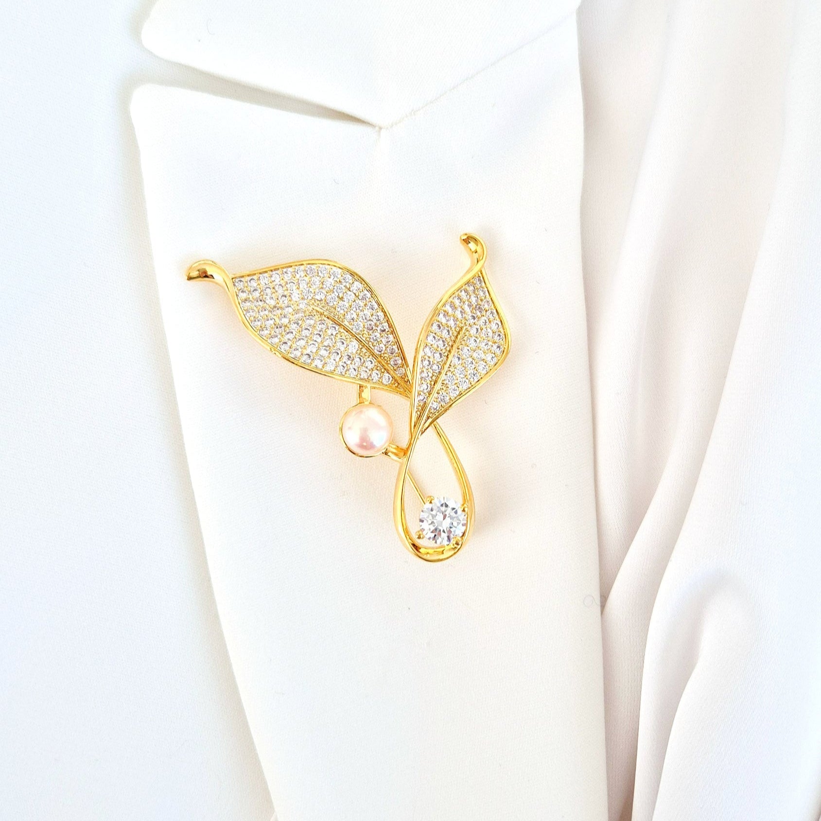 Goldene Brosche, Brosche, golden brooch, brooch, broach, Broche, spilla, broche doree, spilla doro, Leaf brooch, Blatt Brosche, Brosche Blatt, CZ brooch, pearl brooch, Perlen Brosche, Zirkonia Brosche, elegante Brosche, elegant brooch 
