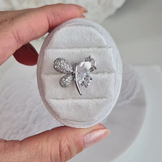 Schmetterling Pin, Pin, Butterfly pin, Kleine silberne Schmetterling Brosche mit funkelnden Diamant-Imitaten aus rhodiniertem Kupfer, 2 x 1,8 cm, liebevolles Geschenk für Frauen