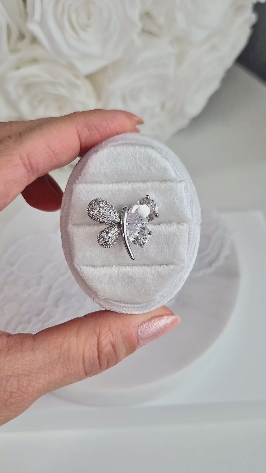 Schmetterling Pin, Pin, Butterfly pin, Kleine silberne Schmetterling Brosche mit funkelnden Diamant-Imitaten aus rhodiniertem Kupfer, 2 x 1,8 cm, liebevolles Geschenk für Frauen