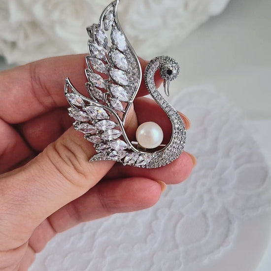 Silberne Schwanbrosche mit weißer Schwan Brosche, Swan Brooch, broche, spilla, Süßwasserperle und funkelnden Zirkonia-Steinen auf rhodiniertem Kupfer