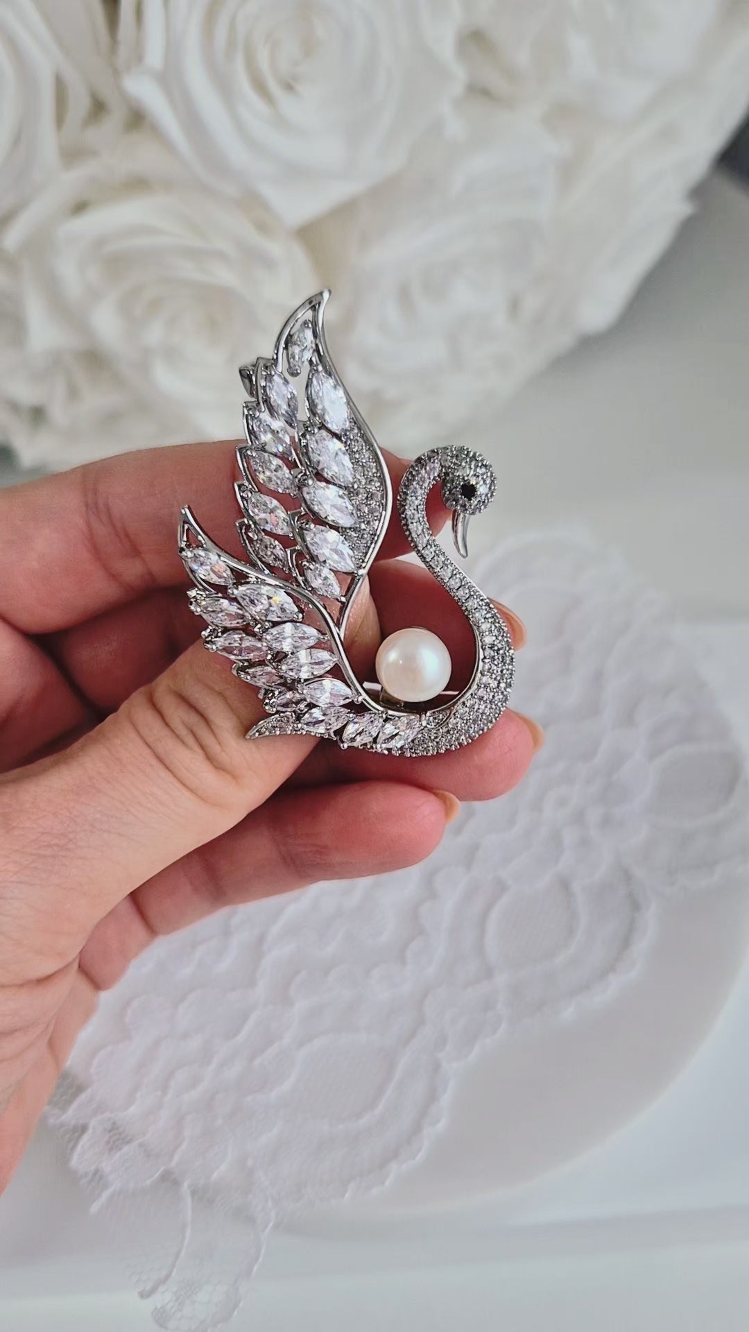 Silberne Schwanbrosche mit weißer Schwan Brosche, Swan Brooch, broche, spilla, Süßwasserperle und funkelnden Zirkonia-Steinen auf rhodiniertem Kupfer