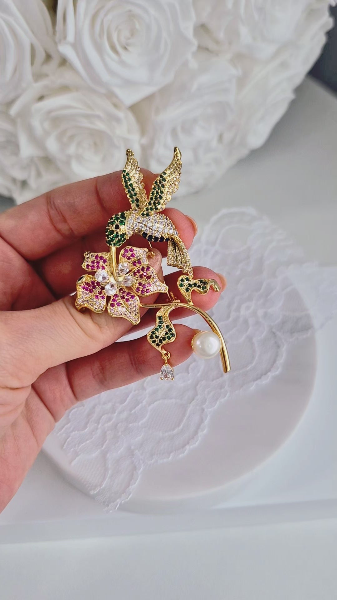 Goldene Brosche Kolibri, golden brooch, broche, spilla, Goldene Kolibri-Brosche mit Blume, bunten CZ-Steinen und weißer Perle – 18K vergoldetes Kupfer, romantisch-verspielter Schmuckstil
