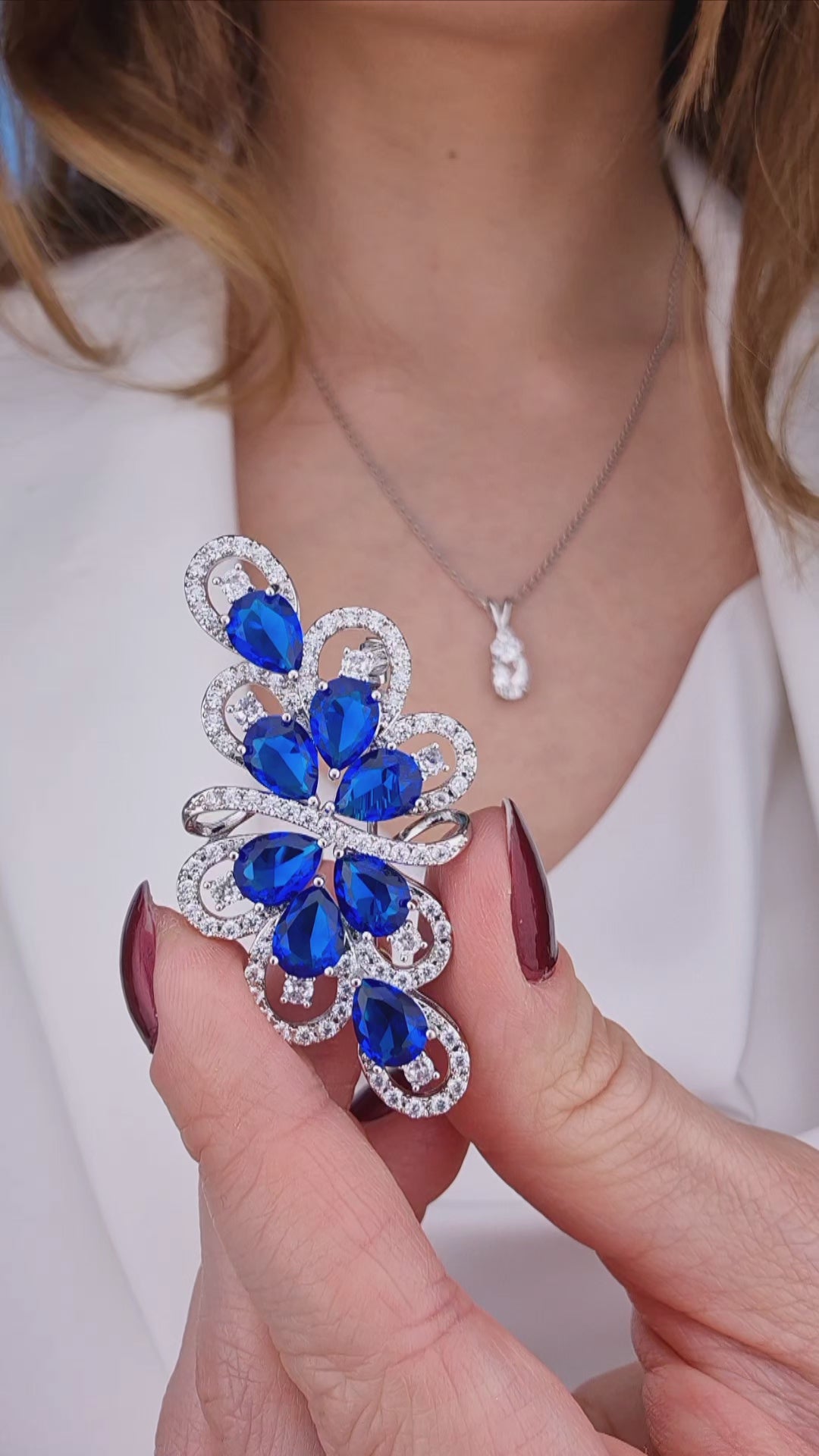Brooch Royal Blue, Royal blue brooch, Blaue Brosche, broche bleue, Silber Brosche mit blauen Diamant Imitaten, Silver brooch with blue diamond imitation, cubic zirconia brooch, Cubic Zirkonia Brosche, broche royal bleue, bridal brooch, etwas blaues, something blue brooch, elegante Brosche, elegant brooch, Brosche, Brooch, blaue Brosche, blue Brooch, broach, broche, spilla