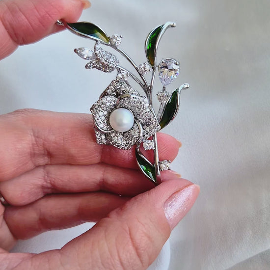 Blumenbrosche aus Silber mit weißer Süßwasserperle und Zirkonia – Damenschmuck, flower brooch, broche fleur, spilla