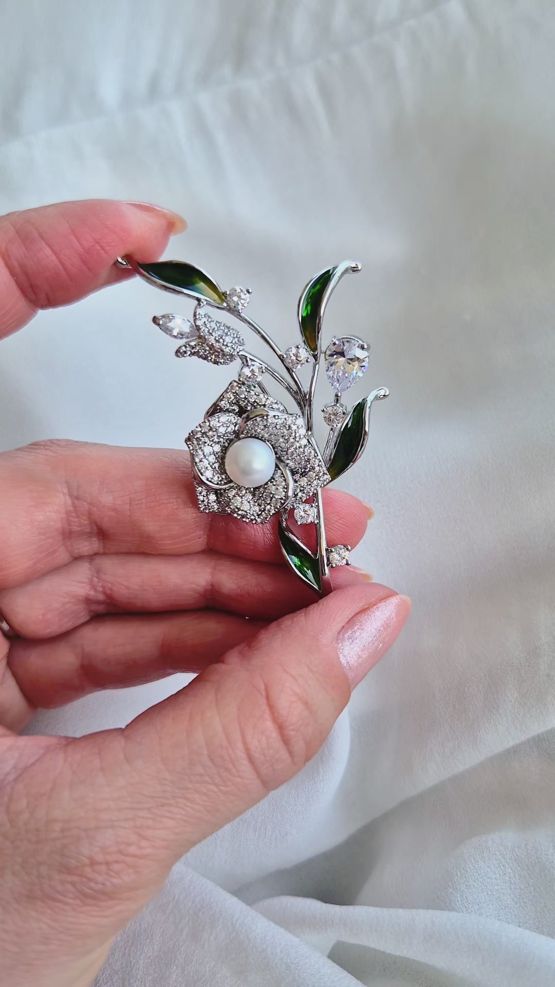 Blumenbrosche aus Silber mit weißer Süßwasserperle und Zirkonia – Damenschmuck, flower brooch, broche fleur, spilla