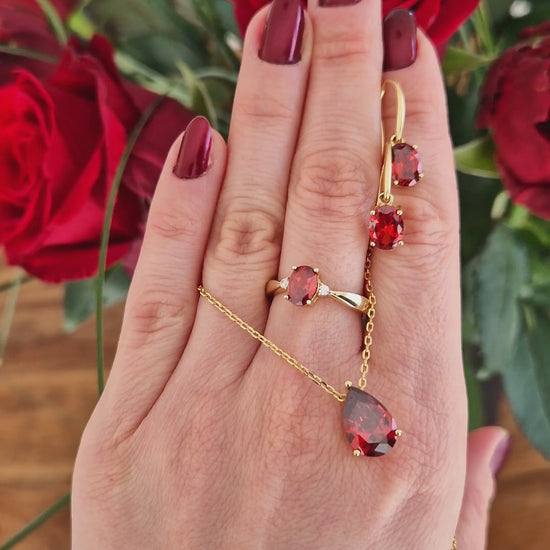 Granat Schmck Set, Garnet Jewelry set, Roter Granat Ring, red garnet Ring, roter Ring, gold Ring, Damenring, Fingerring, goldener Ring, Granat Ring, Garnet Ring, ring for women, ring gift, ring jewelry, red ring, red stone ring, eleganter roter Granat Ring mit ovalem geschliffenen Stein in Krappenfassung mit weissen Zirkon Steinchen vergoldet