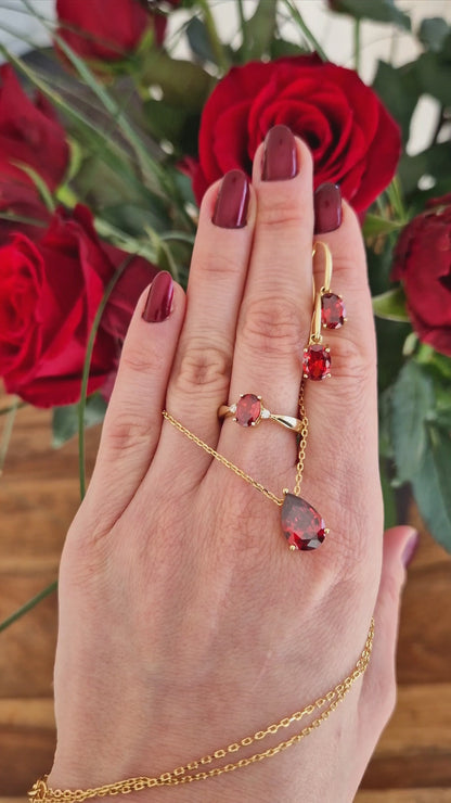 Granat Schmck Set, Garnet Jewelry set, Roter Granat Ring, red garnet Ring, roter Ring, gold Ring, Damenring, Fingerring, goldener Ring, Granat Ring, Garnet Ring, ring for women, ring gift, ring jewelry, red ring, red stone ring, eleganter roter Granat Ring mit ovalem geschliffenen Stein in Krappenfassung mit weissen Zirkon Steinchen vergoldet