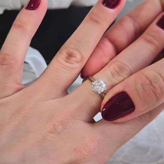 Moissanit Silber Ring, Moissanite Ring, moissanite silver ring, Moissanit Ring, studs, Ring, Fingerring, Silberring, Damenring, Silberschmuck, silver jewelry, 925 sterling silver jewellery, gioielli, bijou, accessoire, bridal ring, wedding ring, promise ring, engagement ring, proposal ring, Verlobungsring, Ring Verlobung, Hochzeit Ring, hochzeitsschmuck, Schmuck, Diamant Ring, Diamond Ring, lab grown diamond jewelry