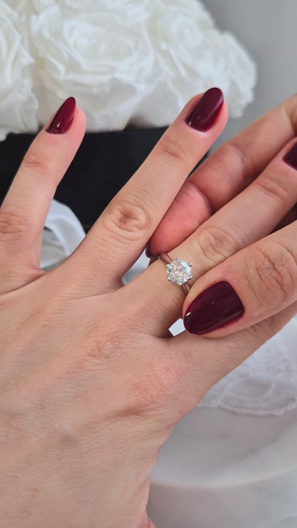 Moissanit Silber Ring, Moissanite Ring, moissanite silver ring, Moissanit Ring, studs, Ring, Fingerring, Silberring, Damenring, Silberschmuck, silver jewelry, 925 sterling silver jewellery, gioielli, bijou, accessoire, bridal ring, wedding ring, promise ring, engagement ring, proposal ring, Verlobungsring, Ring Verlobung, Hochzeit Ring, hochzeitsschmuck, Schmuck, Diamant Ring, Diamond Ring, lab grown diamond jewelry
