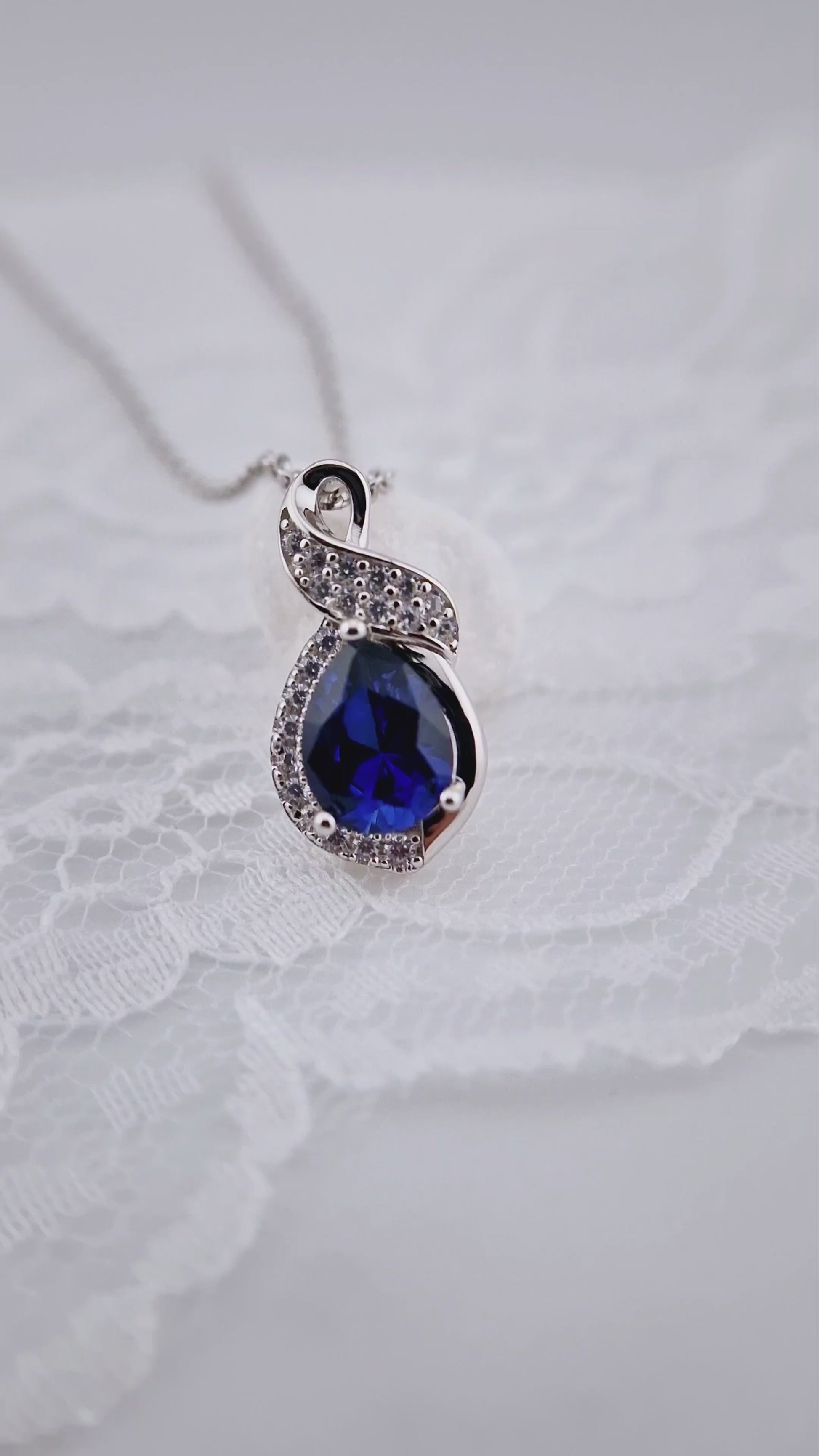 Saphir Halskette, Saphir Kette, Sapphire Necklace, Königsblauer Saphir, Royal Blue Sapphire, Silber Kette mit Saphir Anhänger, Edelstein Kette, sapphire pendant necklace, Blaue Saphir Kette, blau Saphir Halskette, Halskette, necklace, collier, collana, schmuck, jewelry, jewellery, gioielli, bijoux, something blue necklace, etwas blaues, qualcosa di blu, quelque chose de bleu