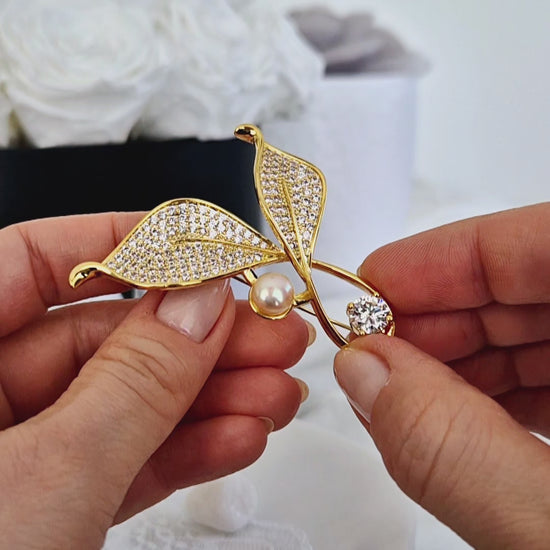 Goldene Brosche, Brosche, golden brooch, brooch, broach, Broche, spilla, broche doree, spilla doro, Leaf brooch, Blatt Brosche, Brosche Blatt, CZ brooch, pearl brooch, Perlen Brosche, Zirkonia Brosche, elegante Brosche, elegant brooch 