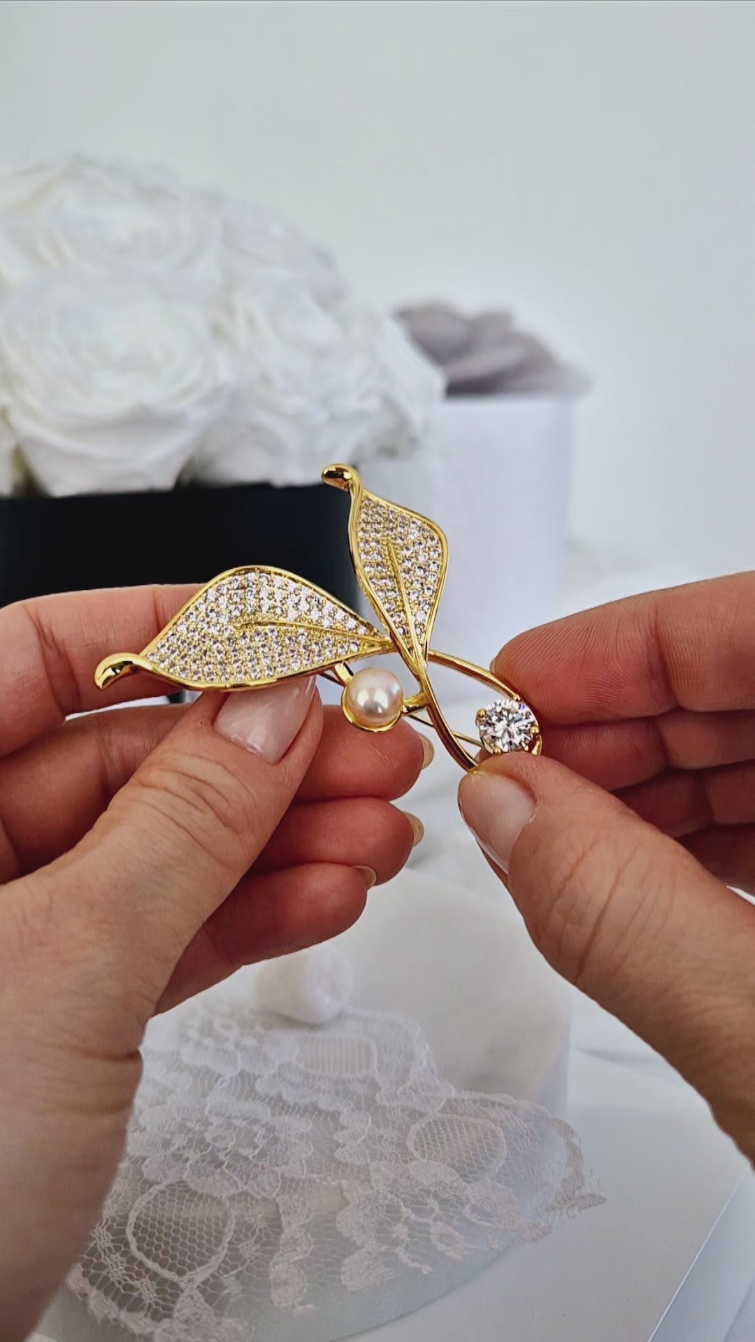 Goldene Brosche, Brosche, golden brooch, brooch, broach, Broche, spilla, broche doree, spilla doro, Leaf brooch, Blatt Brosche, Brosche Blatt, CZ brooch, pearl brooch, Perlen Brosche, Zirkonia Brosche, elegante Brosche, elegant brooch 