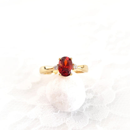 Roter Granat Ring, red garnet Ring, roter Ring, gold Ring, Damenring, Fingerring, goldener Ring, Granat Ring, Garnet Ring, ring for women, ring gift, ring jewelry, red ring, red stone ring, eleganter roter Granat Ring mit ovalem geschliffenen Stein in Krappenfassung mit weissen Zirkon Steinchen vergoldet